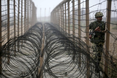 India plans laser fences along Pakistan border - ảnh 1